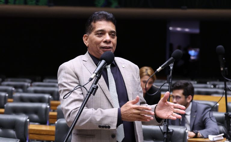 Aprovação de projeto que regulamenta humor terapêutico no SUS avança na Câmara dos Deputados