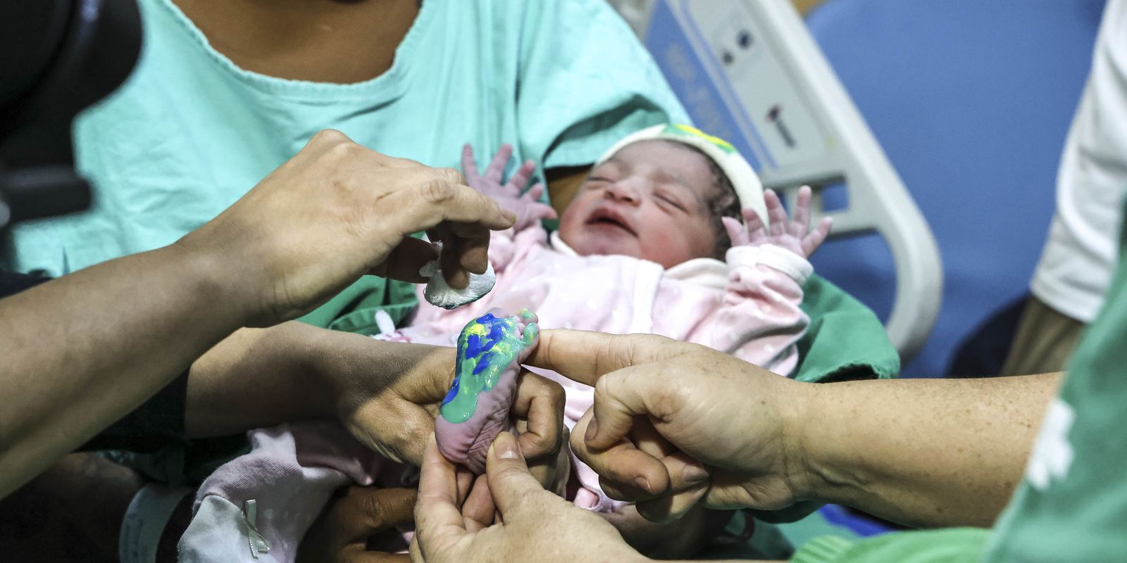 Bebês nascidos durante a Copa recebem homenagens especiais nos hospitais do Rio