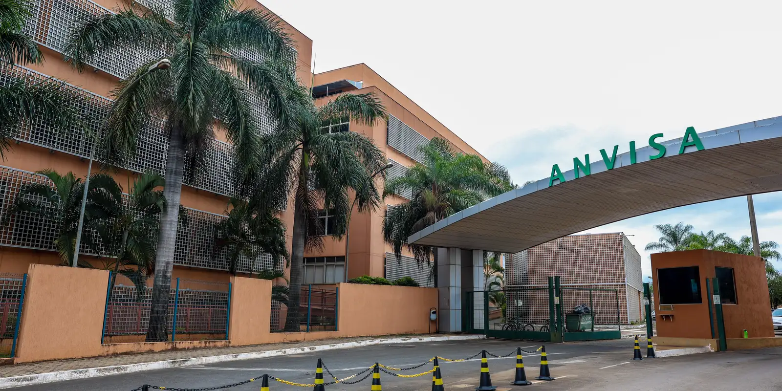 Anvisa proíbe 12 produtos de limpeza sem registro sanitário
