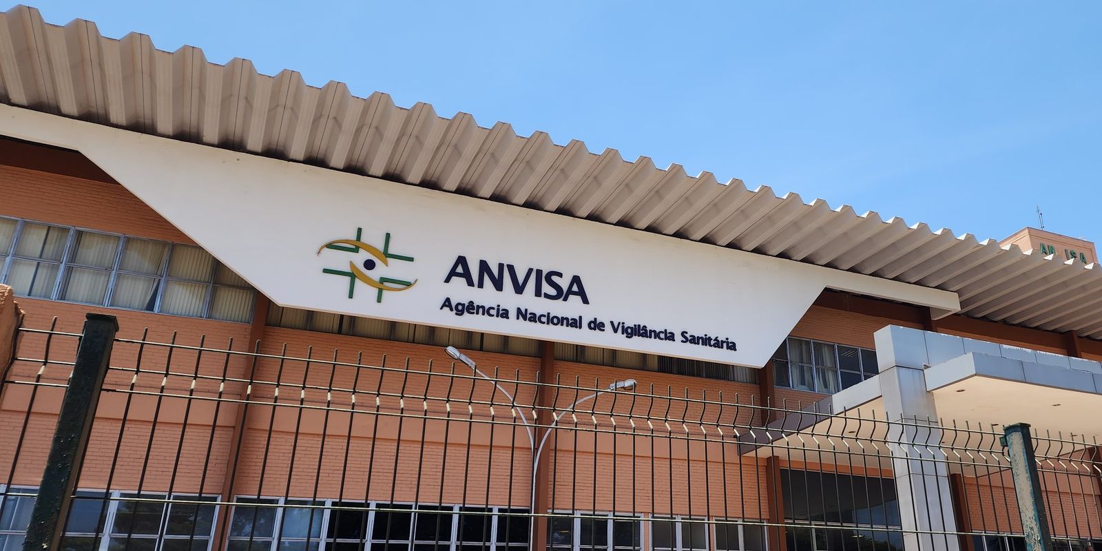 Anvisa proíbe fabricação e venda de cosméticos sem registro sanitário