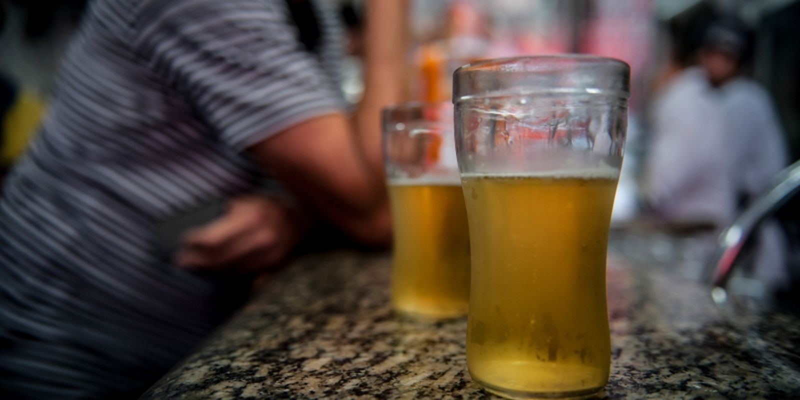 Especialistas alertam sobre riscos de cegueira devido ao álcool e tabaco