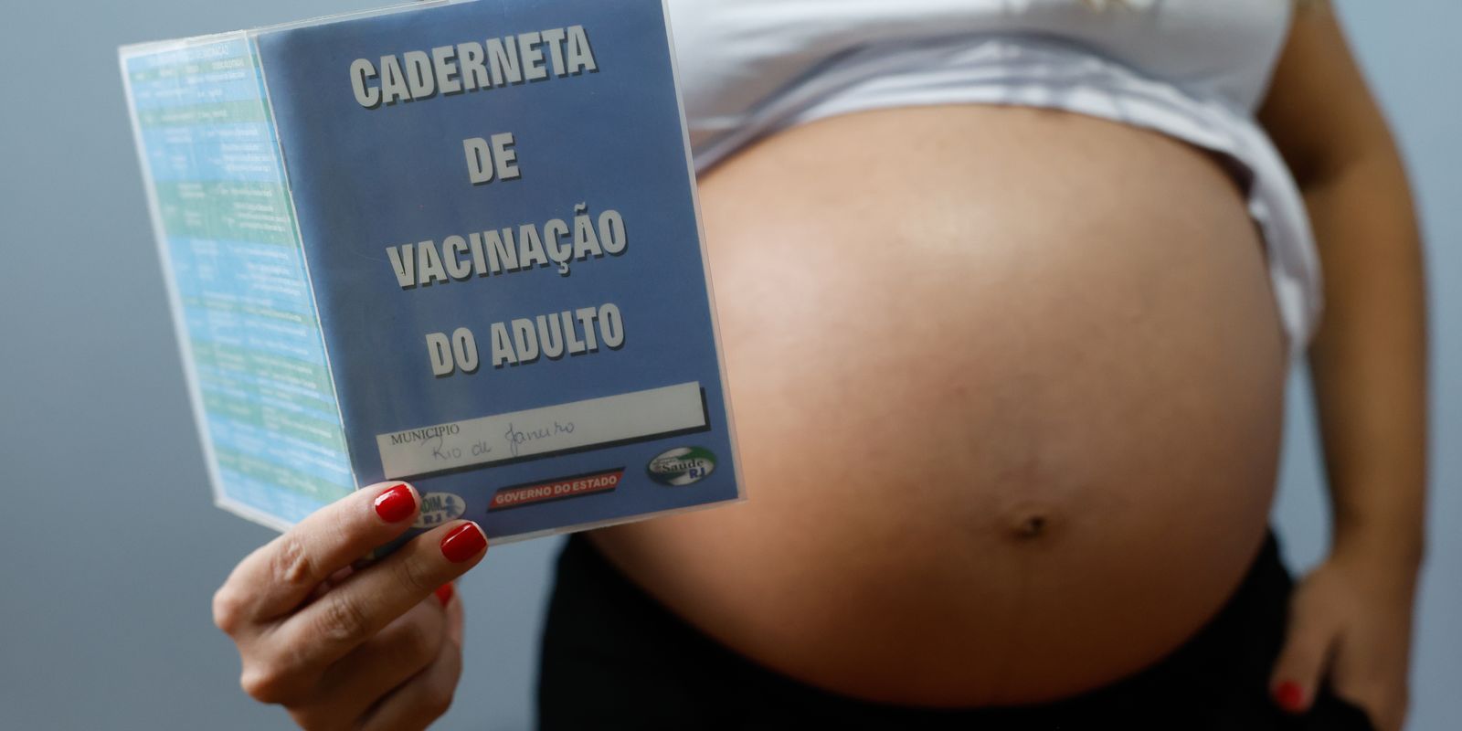Gestantes enfrentam riscos devido à resistência à vacinação contra gripe e covid-19