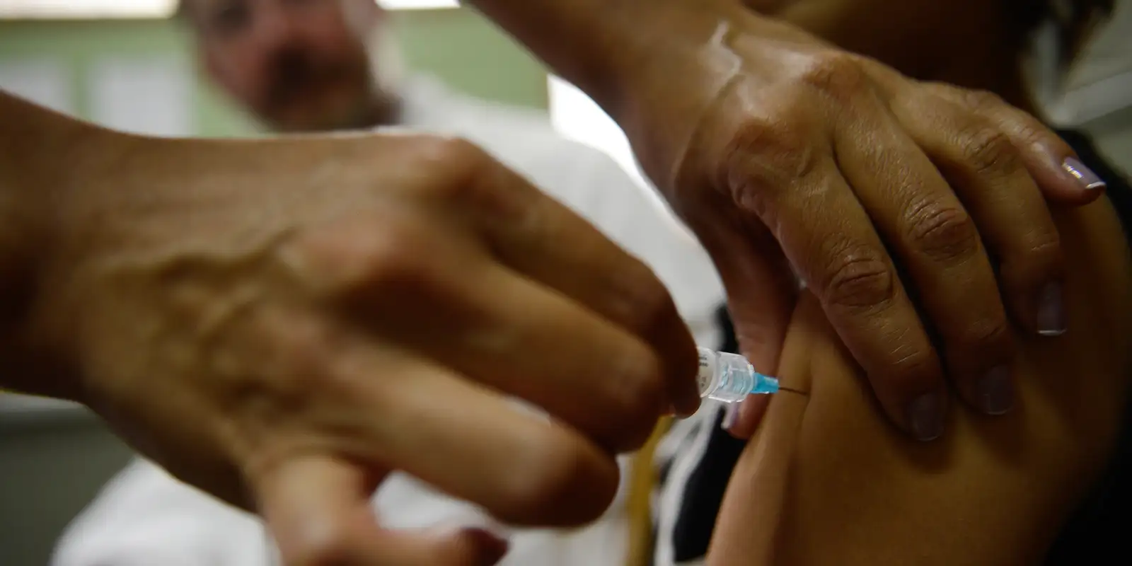 Vacinação contra HPV reduz consultas por lesões pré-cancerígenas em adolescentes